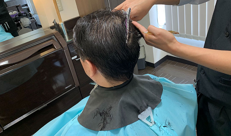 施術モデル カットされている様子