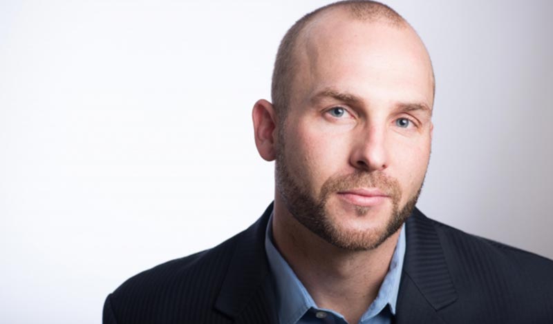 ボウズで髭のワイルドな男性